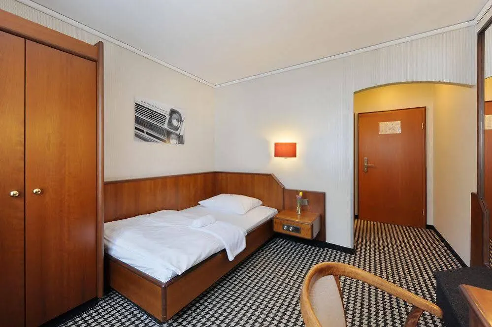 Ambassador Parkhotel München 3*,